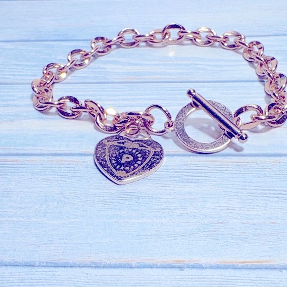 Profusion Cosmetics Gold Heart Bracelet - Picture 1 of 1